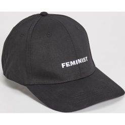 Czapka z daszkiem - Czarny. Czarne czapki damskie Sinsay, bez wzorów. Za 14,99 zł.