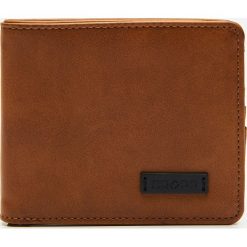 Portfel z eko skóry - Brązowy. Pomarańczowe portfele męskie marki Cropp, ze skóry. Za 39,99 zł.