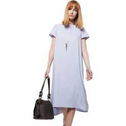 Sukienka w kolorze jasnoniebieskim. Niebieskie sukienki damskie marki Deni Cler, bez wzorów, z denimu, z okrągłym kołnierzem, bez rękawów, midi. W wyprzedaży za 629,95 zł.
