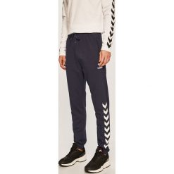 Hummel - Spodnie sportowe. Czarne spodnie męskie Hummel, na co dzień, s, z nadrukiem, z elastanu, sportowe. Za 169,90 zł.