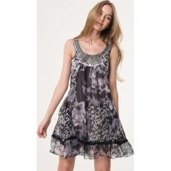 Szaro-Czarna Sukienka Behove. Szare sukienki damskie Born2be, s, w paski, eleganckie, bez kołnierzyka, bez rękawów, mini. Za 34,99 zł.