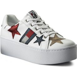 Sneakersy TOMMY JEANS - Icon Sparkle Sneaker EN0EN00160 White 100. Białe półbuty damskie Tommy Jeans, z jeansu. W wyprzedaży za 269,00 zł.