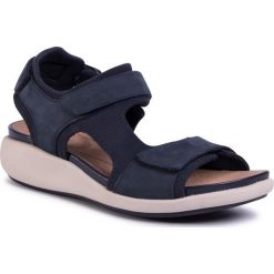 Sandały CLARKS - Un Bali Trek 261496974 Navy Combi Nubuck. Niebieskie klapki damskie Clarks, bez wzorów, ze skóry, bez obcasa. Za 429,00 zł.