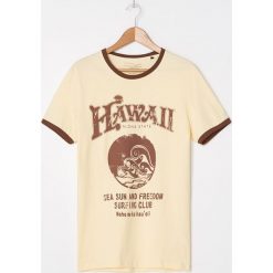 T-shirt z nadrukiem - Żółty. Żółte t-shirty męskie House, s, z nadrukiem, bez kołnierzyka. W wyprzedaży za 29,99 zł.