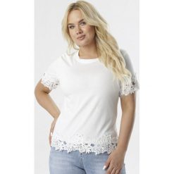 Biała Bluzka Mererea. Białe bluzki damskie Born2be, xl, bez wzorów, bez kołnierzyka, bez rękawów. W wyprzedaży za 54,99 zł.