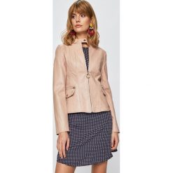 Guess Jeans - Kurtka. Różowe kurtki damskie marki Guess Jeans, s, z aplikacjami, z elastanu, krótkie, bez kaptura. Za 639,90 zł.