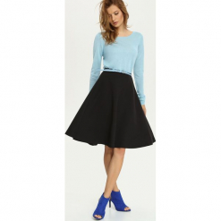 SWETER DŁUGI RĘKAW DAMSKI Z GUZIKIEM. Niebieskie swetry damskie Top Secret, bez wzorów, z dzianiny, eleganckie, z długim rękawem, długie, bez kaptura. W wyprzedaży za 49,99 zł.
