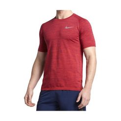 Nike M NK DF KNIT TOP SS, 10 | URUCHOMIENIE | MĘŻCZYZNA | TOP Z KRÓTKIM RĘKAWEM | TRUE BERRY / TRACK RED | L. Czerwone koszulki męskie Nike, m, bez wzorów, bez kołnierzyka, z krótkim rękawem, krótkie. W wyprzedaży za 279,29 zł.