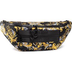 Saszetka nerka VERSACE JEANS COUTURE - E1YZAB63 71594 M27. Czarne nerki damskie Versace Jeans Couture, bez wzorów, z jeansu, młodzieżowe, bez dodatków. Za 679,00 zł.