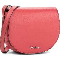 Torebka CALVIN KLEIN - Frame Saddle Bag K60K603982 618. Czerwone listonoszki damskie marki Calvin Klein, ze skóry ekologicznej. W wyprzedaży za 309,00 zł.
