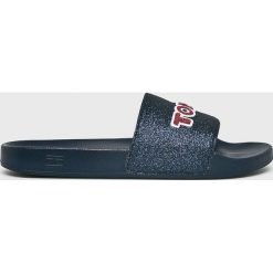 Tommy Hilfiger - Klapki. Niebieskie klapki damskie TOMMY HILFIGER, bez wzorów, ze skóry, bez obcasa, na obcasie. W wyprzedaży za 159,90 zł.
