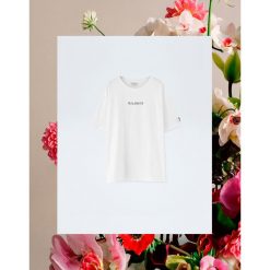 Luźna koszulka Pull&Bear by Rosalía „Malamente”. Białe koszulki damskie Pull&Bear, bez wzorów, bez kołnierzyka, z krótkim rękawem. Za 69,90 zł.