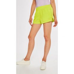 Adidas Originals - Szorty. Żółte spodenki sportowe damskie marki adidas Originals, l, z poliesteru, sportowe, z podwyższonym stanem. W wyprzedaży za 129,90 zł.