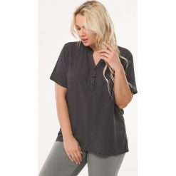 Czarna Bluzka Clay. Czarne bluzki damskie Born2be, xl, bez wzorów, ze stójką, z krótkim rękawem. Za 59,99 zł.