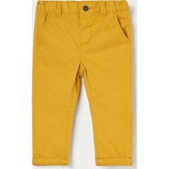 Spodnie chino - Żółty. Żółte spodnie męskie Reserved, m, bez wzorów. W wyprzedaży za 29,99 zł.