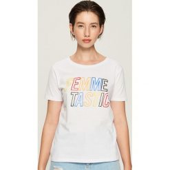 T-shirt z kolorowym napisem - Biały. Białe t-shirty damskie Sinsay, s, z napisami, bez kołnierzyka. Za 14,99 zł.