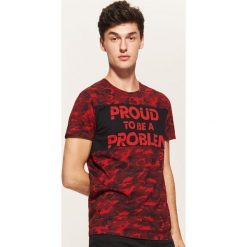 T-shirt camo z napisem - Czerwony. Czerwone t-shirty męskie House, l, z napisami. Za 49,99 zł.
