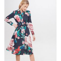 Rozkloszowana sukienka w kwiaty - Niebieski. Niebieskie sukienki damskie Mohito, w kwiaty, bez kołnierzyka, bez rękawów, rozkloszowane. Za 229,99 zł.