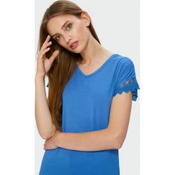 Elegancki top z dekoracyjnym motywem. Bluzki damskie Greenpoint, bez wzorów, z elastanu, bez kołnierzyka. Za 29,99 zł.