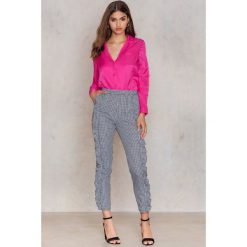 Spodnie z wysokim stanem: NA-KD Trend Spodnie z falbanami – Multicolor