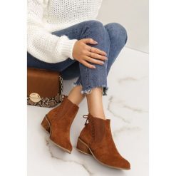 Camelowe Botki Woodridge. Brązowe botki damskie Renee, z dzianiny, bez obcasa, na obcasie, bez zapięcia. Za 139,99 zł.