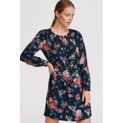 Sukienka w kwiaty - Khaki. Brązowe sukienki damskie Reserved, w kwiaty, bez kołnierzyka, bez rękawów. Za 139,99 zł.