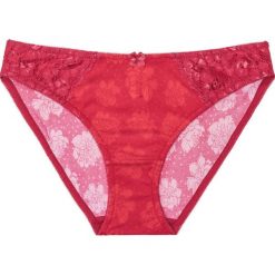 Figi bonprix czerwono-koralowy z nadrukiem. Czerwone majtki damskie bonprix, z koronki. Za 37,99 zł.