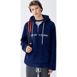 Kurtka ze sztucznego baranka z kieszenią kangurką. Zielone bluzy męskie Pull&Bear, m, bez wzorów, bez kaptura. Za 89,90 zł.