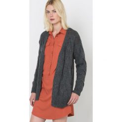 Długi rozpinany sweter, z dzianiny o splocie warkocza. Czerwone kardigany damskie marki La Redoute Collections, z dzianiny. Za 157,50 zł.