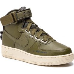 Buty NIKE - Af1 Hi Ut AJ7311 300 Olive Canvas/Olive Canvas. Zielone buty sportowe damskie Nike, na co dzień, bez wzorów, ze skóry ekologicznej, bez obcasa, na płaskiej podeszwie, bez zapięcia. W wyprzedaży za 399,00 zł.