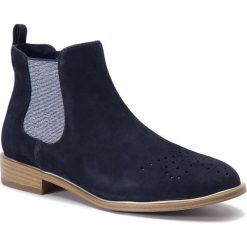 Sztyblety TAMARIS - 1-25320-22 Navy 805. Niebieskie kozaki damskie Tamaris, na imprezę, z zamszu, bez obcasa, na obcasie, bez zapięcia. W wyprzedaży za 189,00 zł.