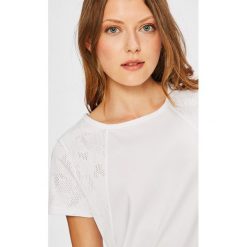 Under Armour - Top Balance Camo. Białe topy damskie marki Under Armour, s, z poliesteru, z okrągłym kołnierzem. W wyprzedaży za 129,90 zł.