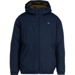 Kurtka przejściowa Tommy Jeans Essential Hooded DM0DM06486. Czarne kurtki męskie Tommy Jeans, m, bez wzorów, z poliesteru, bez kaptura. W wyprzedaży za 479,00 zł.