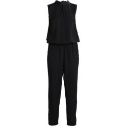 S.Oliver BLACK LABEL OVERALL Kombinezon black. Czarne kombinezony damskie marki s.Oliver BLACK LABEL, s, bez wzorów, z poliesteru, bez kołnierzyka, bez rękawów. Za 509,00 zł.