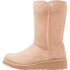 Buty zimowe damskie: UGG AMIE Kozaki na koturnie driftwood