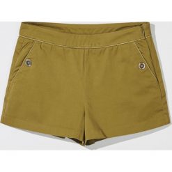 Bawełniane szorty z ozdobnymi guzikami - Khaki. Brązowe szorty damskie Mohito, bez wzorów, z bawełny. Za 69,99 zł.