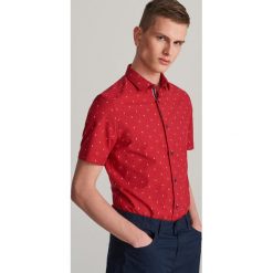 Koszula super slim fit z mikroprintem - Czerwony. Czerwone koszule męskie Reserved, s, bez wzorów, bez kołnierzyka, bez rękawów. Za 99,99 zł.