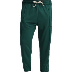 Spodnie dresowe męskie: Mennace TRICOT CROPPED TRACK BOTTOMS STRIPE Spodnie treningowe green