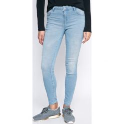 Jacqueline de Yong - Jeansy. Niebieskie jeansy damskie rurki marki Jacqueline de Yong, s, z elastanu. W wyprzedaży za 49,90 zł.