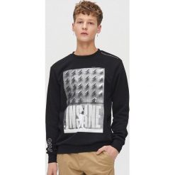 Bluza z napisem na plecach - Czarny. Czarne bluzy męskie Cropp, s, z napisami, z dekoltem na plecach, bez rękawów, bez kaptura. W wyprzedaży za 49,99 zł.