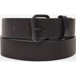 Pasek z metalową sprzączką i wytłoczeniem. Czarne paski męskie marki Pull&Bear, w paski. Za 29,90 zł.