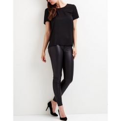 Koszulka "Cava" w kolorze czarnym. Czarne koszulki damskie Pieces, Vila, xs, bez wzorów, z okrągłym kołnierzem, bez rękawów. W wyprzedaży za 55,95 zł.