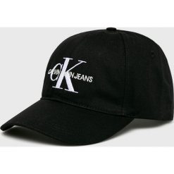 Calvin Klein Jeans - Czapka. Niebieskie czapki męskie Calvin Klein Jeans, bez wzorów, z bawełny. W wyprzedaży za 89,90 zł.