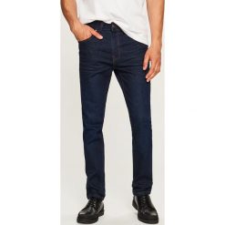Spodnie jeansowe slim fit z przetarciami - Niebieski. Niebieskie spodnie męskie Reserved, m, z jeansu. W wyprzedaży za 99,99 zł.