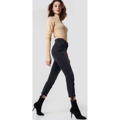 NA-KD Jeansy z rozdarciami - Grey. Szare jeansy damskie z wysokim stanem marki NA-KD, z jeansu. W wyprzedaży za 80,97 zł.