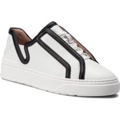 Sneakersy STUART WEITZMAN - Mirel ZO82921 Off White/Black Perf Calf. Białe półbuty damskie Stuart Weitzman, ze skóry. W wyprzedaży za 609,00 zł.