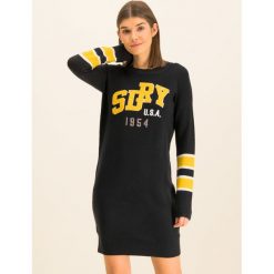 Sukienka dzianinowa Superdry Appliqu Logo Knit W8000055A. Niebieskie sukienki damskie Superdry, bez wzorów, z elastanu, bez kołnierzyka, bez rękawów. W wyprzedaży za 299,00 zł.