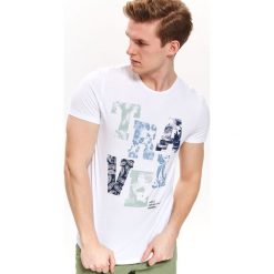 T-shirt z nadrukiem. Białe t-shirty męskie Top Secret, na lato, m, z nadrukiem, z bawełny, bez kołnierzyka, krótkie. W wyprzedaży za 19,99 zł.