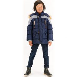 Parka zimowa w kolorze granatowym. Niebieskie kurtki chłopięce Hulabalu, na zimę, z aplikacjami, bez kaptura. W wyprzedaży za 212,95 zł.