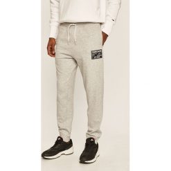 Tommy Jeans - Spodnie. Niebieskie spodnie męskie Tommy Jeans, s, z nadrukiem, z bawełny. Za 399,90 zł.
